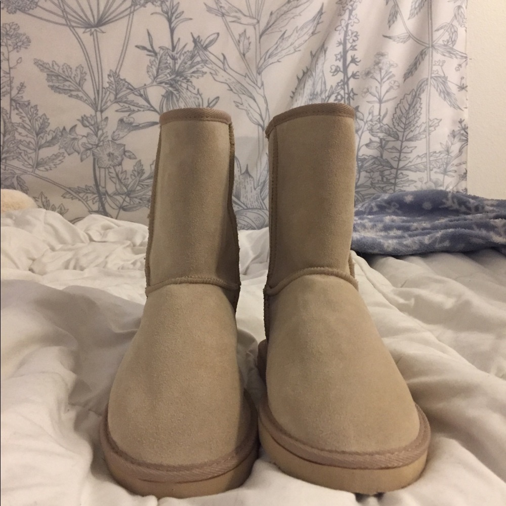 Von Dutch fuzzy boots